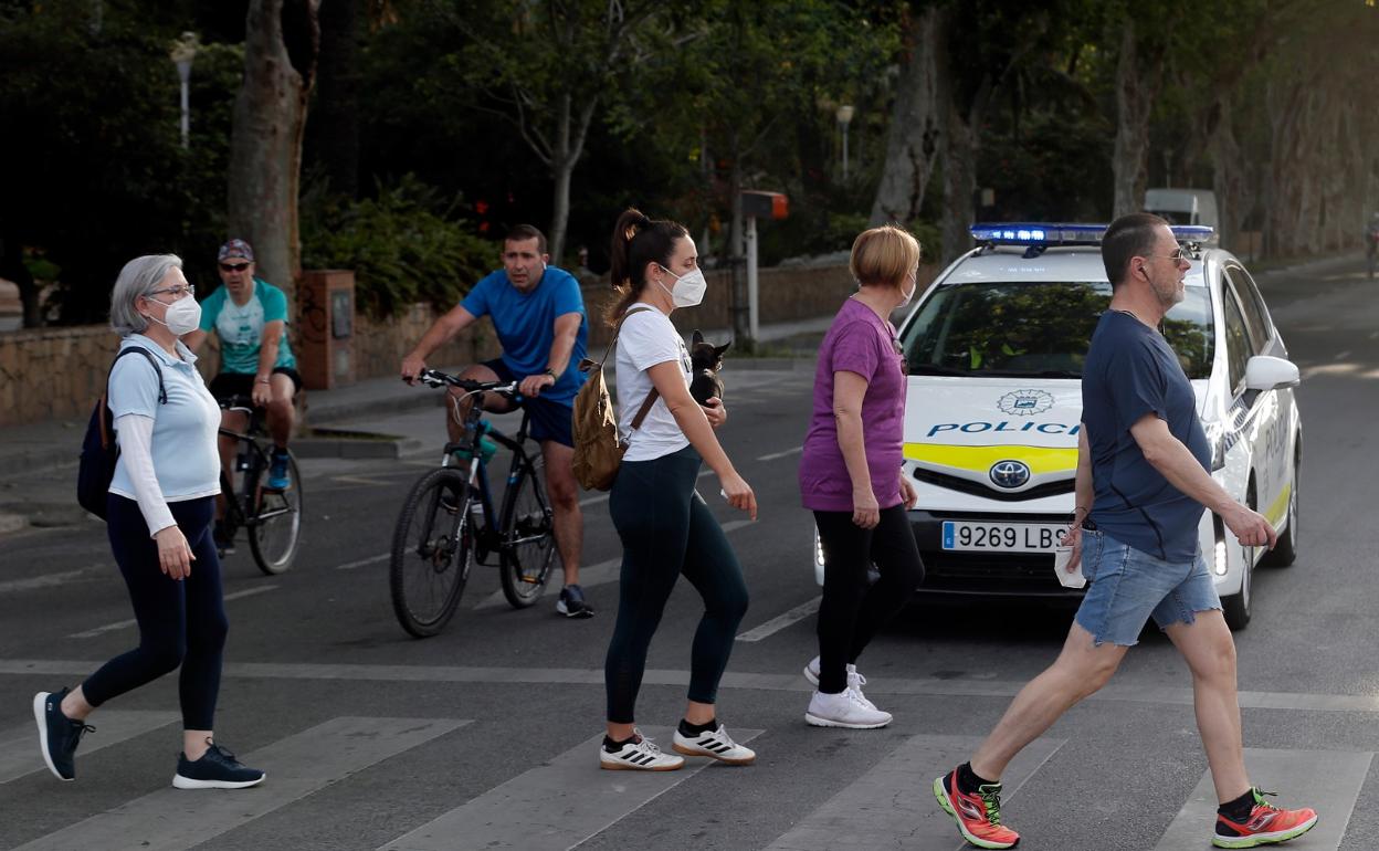 Ciudadanos cruzan un paso de peatones, este sábado.