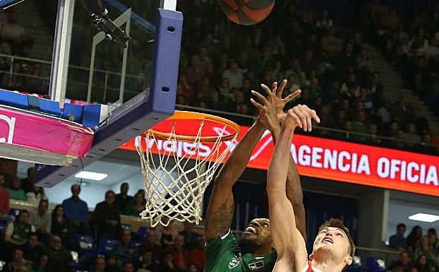 Una disputa entre Elegar y Lammers por el rebote. 