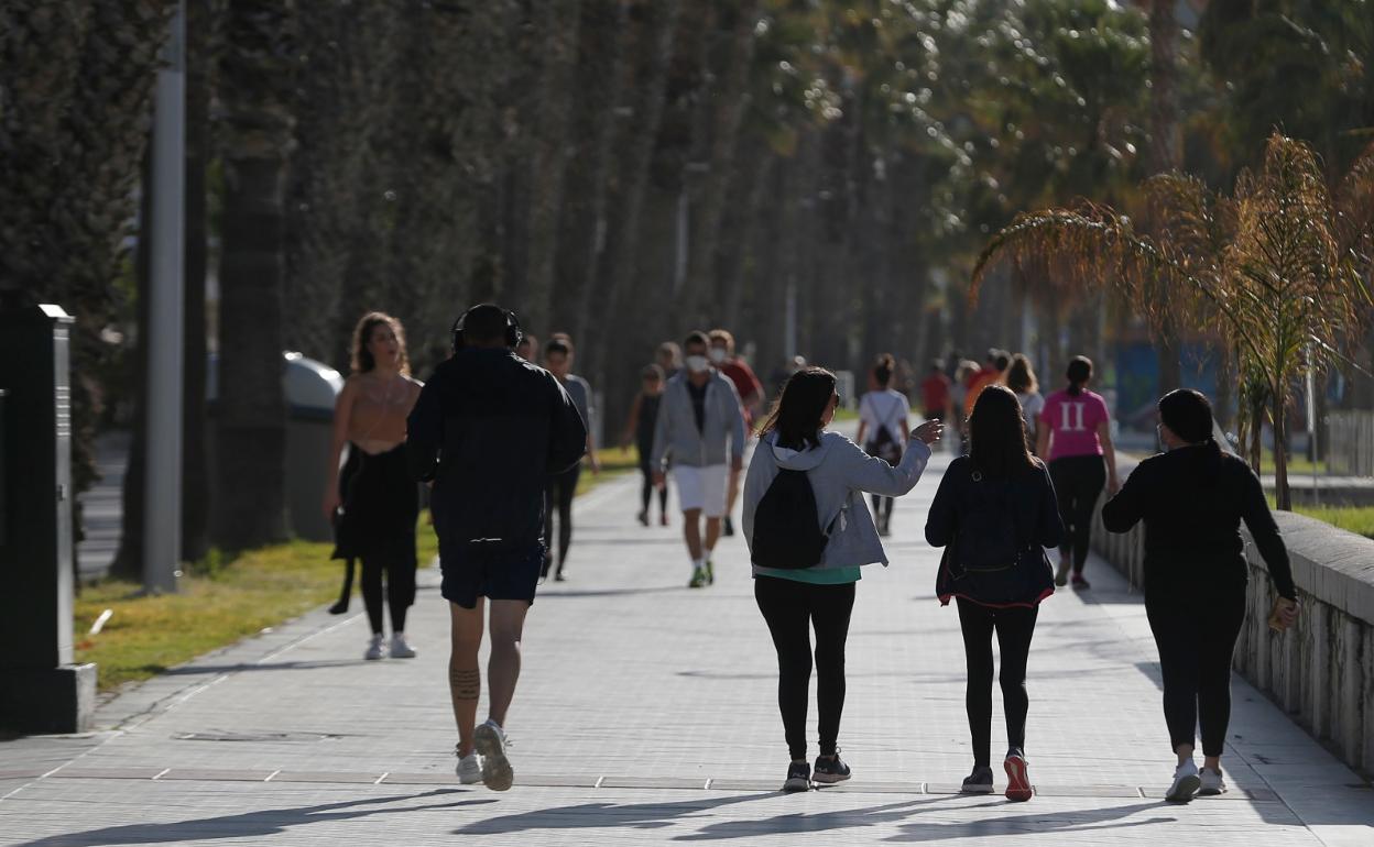 Un momento de la franja horaria autorizada para hacer deporte en el paseo marítimo Pablo Ruiz Picasso, este lunes. 