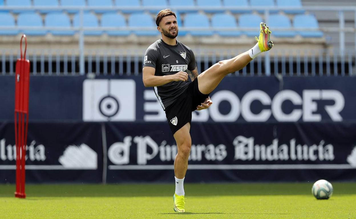 Sadiku se ejercita durante un entrenamiento con el Málaga estos días en La Rosaleda. 