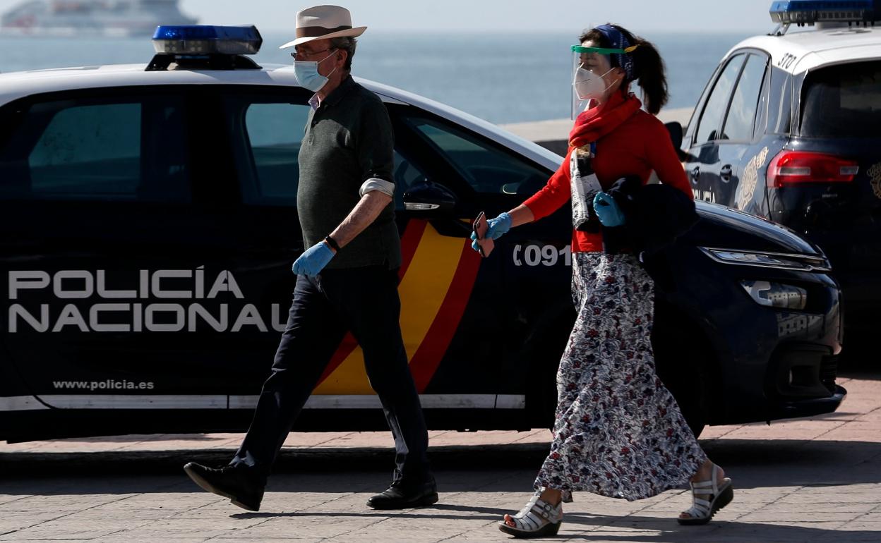 De la Torre y su hija Lucia, de paseo cerca de La Farola.