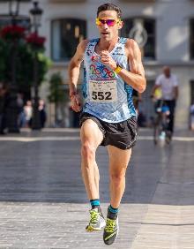 Imagen secundaria 2 - Dani Pérez, al imponerse en el Desafío Doñana (arriba), en un primer plano (sobre estas líneas) y en la calle Larios en la Carrera de la Prensa (derecha). 