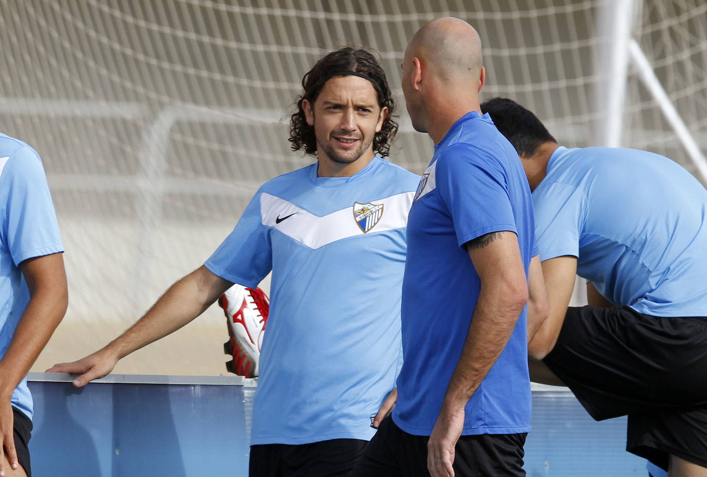 El centrocampista chileno, uno de los del Málaga de Champions, y que en 2017 volvió para ser testigo de un catastrófico descenso a Segunda, se retira del fútbol con 35 años. Aquí un repaso fotográfico a su paso por el Málaga en dos etapas muy distintas. 