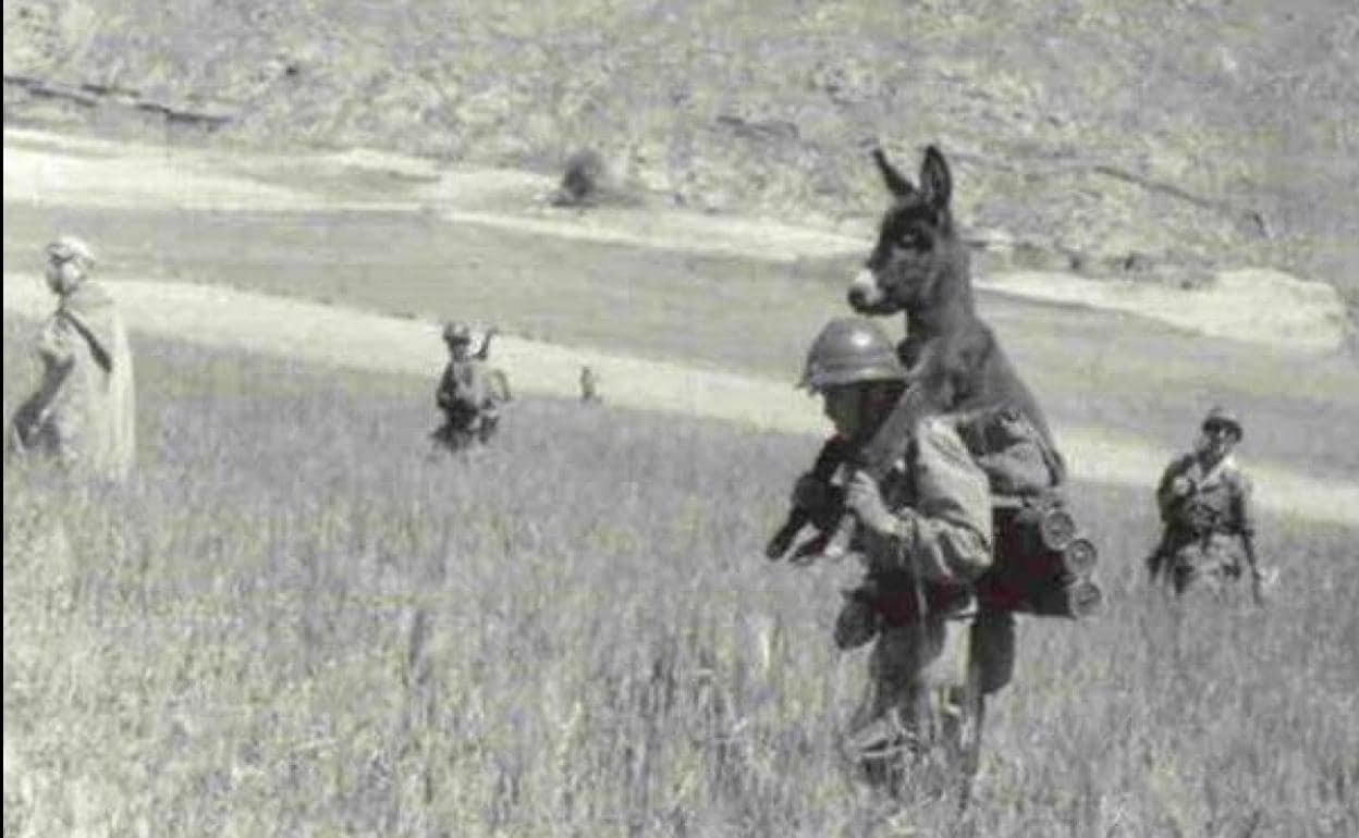Imagen del soldado cargando con el burro.