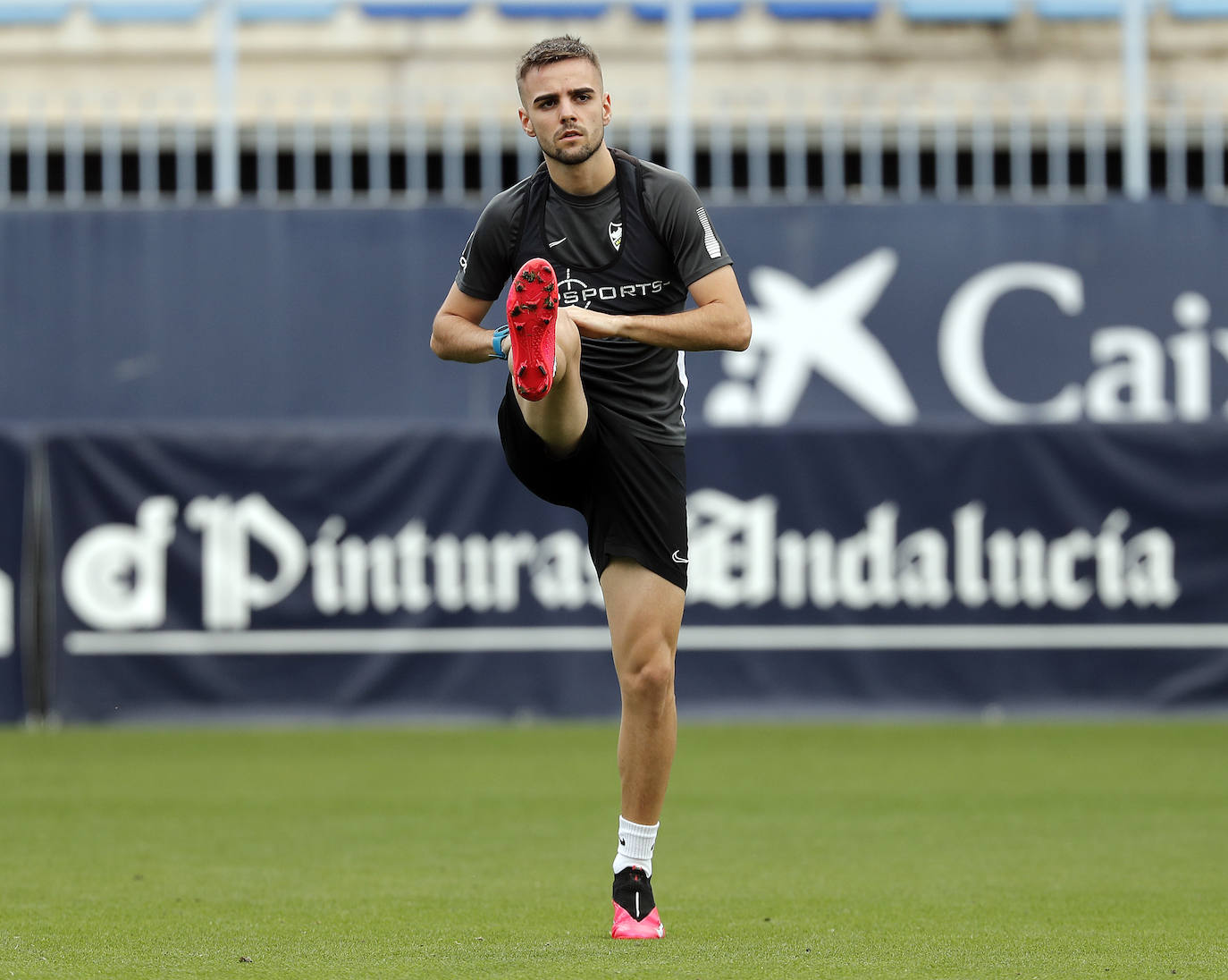El Málaga volvió a entrenarse este jueves en las instalaciones de La Rosaleda tras la jornada de descanso de ayer. El cuerpo técnico está midiendo al milímetro los esfuerzos de sus jugadores, que cada vez soportan mayores cargas de entrenamiento y eso se vislumbra en la intensidad de los ejercicios. Como curiosidad, hoy lo hicieron a ritmo de clásicos de la música como Queen (sonó 'Bohemian Rhapsody') o Europe (con la inconfundible 'The final countdown'), que ha generado un ambiente especial en el terreno de juego, donde ya es costumbre entrenar con el sonido de la megafonía.