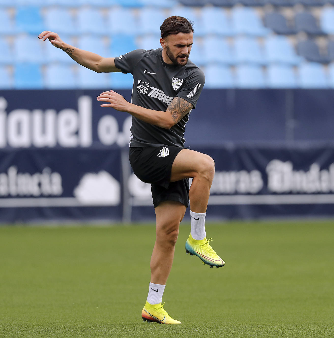 El Málaga volvió a entrenarse este jueves en las instalaciones de La Rosaleda tras la jornada de descanso de ayer. El cuerpo técnico está midiendo al milímetro los esfuerzos de sus jugadores, que cada vez soportan mayores cargas de entrenamiento y eso se vislumbra en la intensidad de los ejercicios. Como curiosidad, hoy lo hicieron a ritmo de clásicos de la música como Queen (sonó 'Bohemian Rhapsody') o Europe (con la inconfundible 'The final countdown'), que ha generado un ambiente especial en el terreno de juego, donde ya es costumbre entrenar con el sonido de la megafonía.