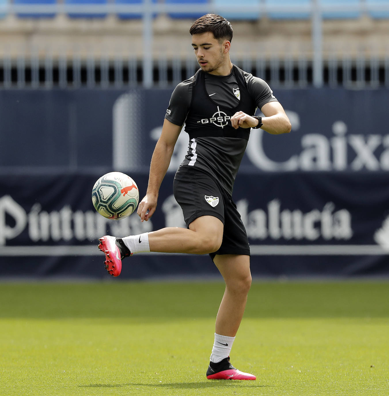 El Málaga volvió a entrenarse este jueves en las instalaciones de La Rosaleda tras la jornada de descanso de ayer. El cuerpo técnico está midiendo al milímetro los esfuerzos de sus jugadores, que cada vez soportan mayores cargas de entrenamiento y eso se vislumbra en la intensidad de los ejercicios. Como curiosidad, hoy lo hicieron a ritmo de clásicos de la música como Queen (sonó 'Bohemian Rhapsody') o Europe (con la inconfundible 'The final countdown'), que ha generado un ambiente especial en el terreno de juego, donde ya es costumbre entrenar con el sonido de la megafonía.