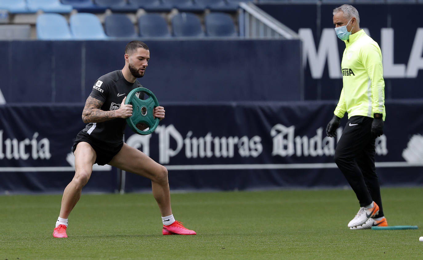 El Málaga volvió a entrenarse este jueves en las instalaciones de La Rosaleda tras la jornada de descanso de ayer. El cuerpo técnico está midiendo al milímetro los esfuerzos de sus jugadores, que cada vez soportan mayores cargas de entrenamiento y eso se vislumbra en la intensidad de los ejercicios. Como curiosidad, hoy lo hicieron a ritmo de clásicos de la música como Queen (sonó 'Bohemian Rhapsody') o Europe (con la inconfundible 'The final countdown'), que ha generado un ambiente especial en el terreno de juego, donde ya es costumbre entrenar con el sonido de la megafonía.
