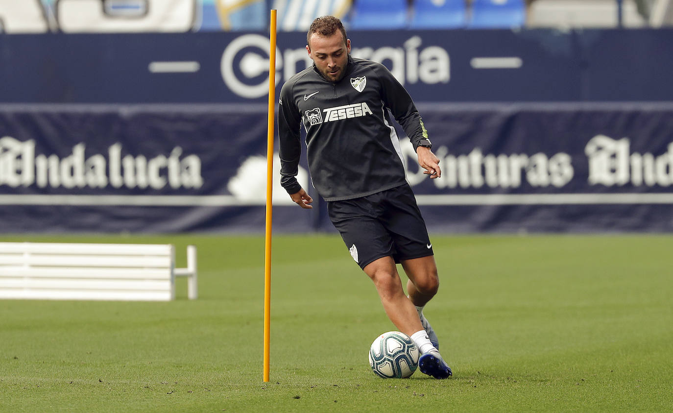 El Málaga volvió a entrenarse este jueves en las instalaciones de La Rosaleda tras la jornada de descanso de ayer. El cuerpo técnico está midiendo al milímetro los esfuerzos de sus jugadores, que cada vez soportan mayores cargas de entrenamiento y eso se vislumbra en la intensidad de los ejercicios. Como curiosidad, hoy lo hicieron a ritmo de clásicos de la música como Queen (sonó 'Bohemian Rhapsody') o Europe (con la inconfundible 'The final countdown'), que ha generado un ambiente especial en el terreno de juego, donde ya es costumbre entrenar con el sonido de la megafonía.