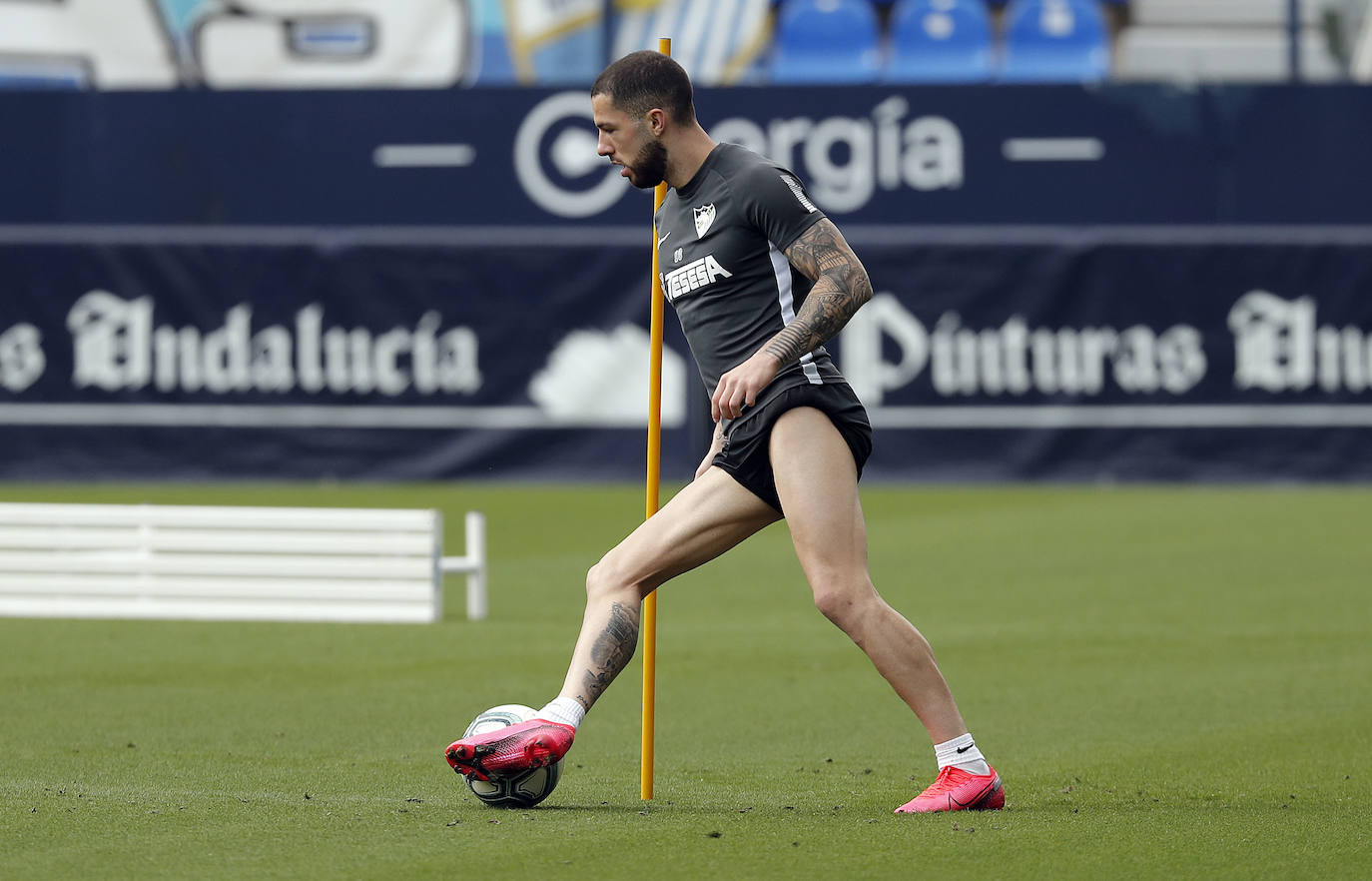 El Málaga volvió a entrenarse este jueves en las instalaciones de La Rosaleda tras la jornada de descanso de ayer. El cuerpo técnico está midiendo al milímetro los esfuerzos de sus jugadores, que cada vez soportan mayores cargas de entrenamiento y eso se vislumbra en la intensidad de los ejercicios. Como curiosidad, hoy lo hicieron a ritmo de clásicos de la música como Queen (sonó 'Bohemian Rhapsody') o Europe (con la inconfundible 'The final countdown'), que ha generado un ambiente especial en el terreno de juego, donde ya es costumbre entrenar con el sonido de la megafonía.