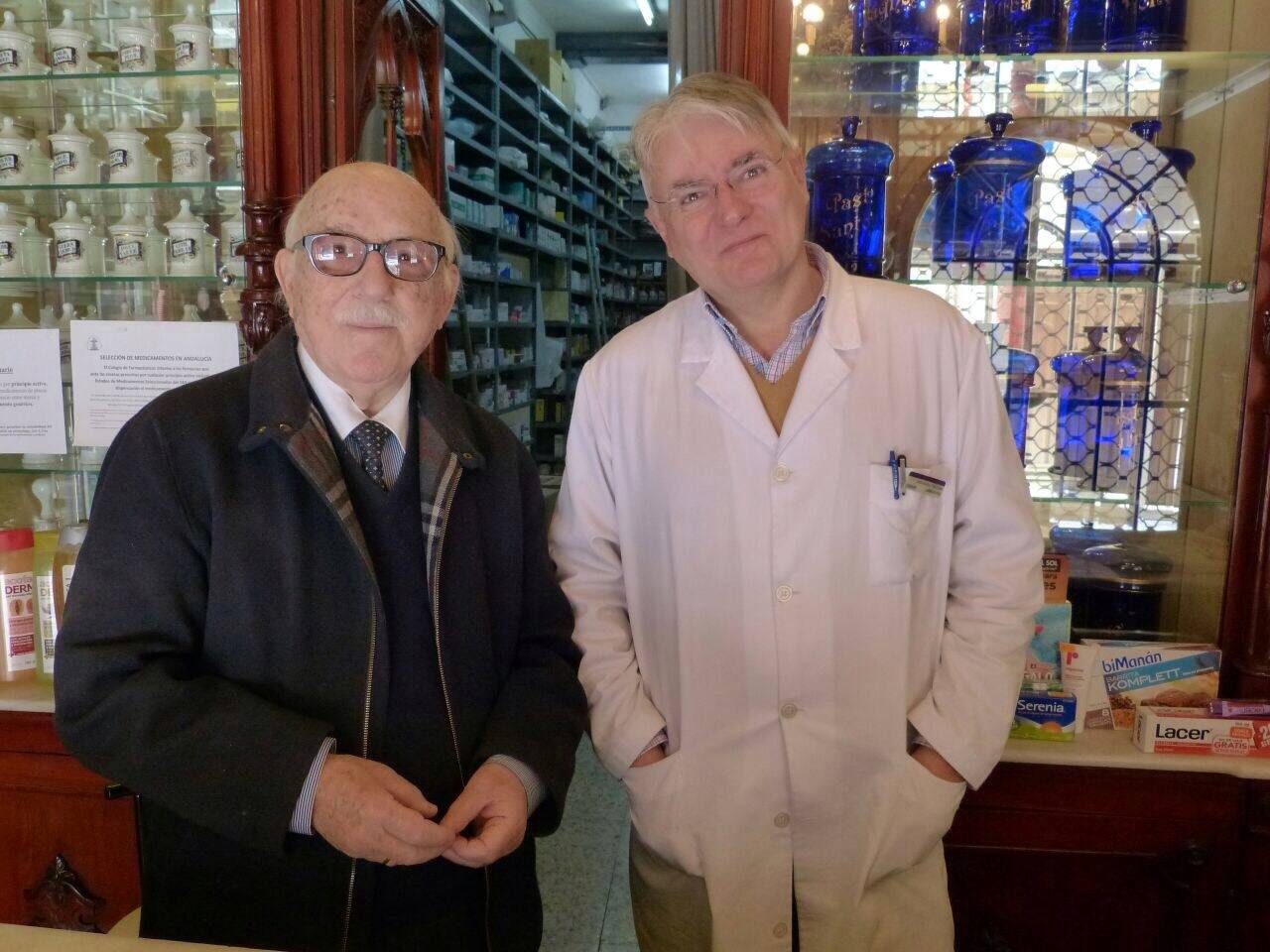 La tercera más antigua de Málaga, cierra sus puertas de manera definitiva tras 134 años de servicio a los malagueños. José Manuel Páez con su hijo Tomás