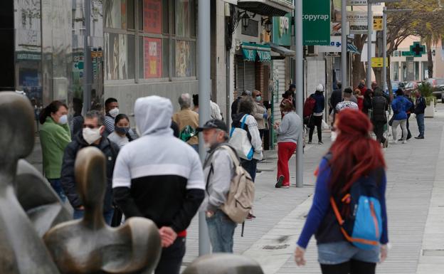 El virus dispara la pobreza en Málaga: «Nunca pensé que acabaría pidiendo comida»