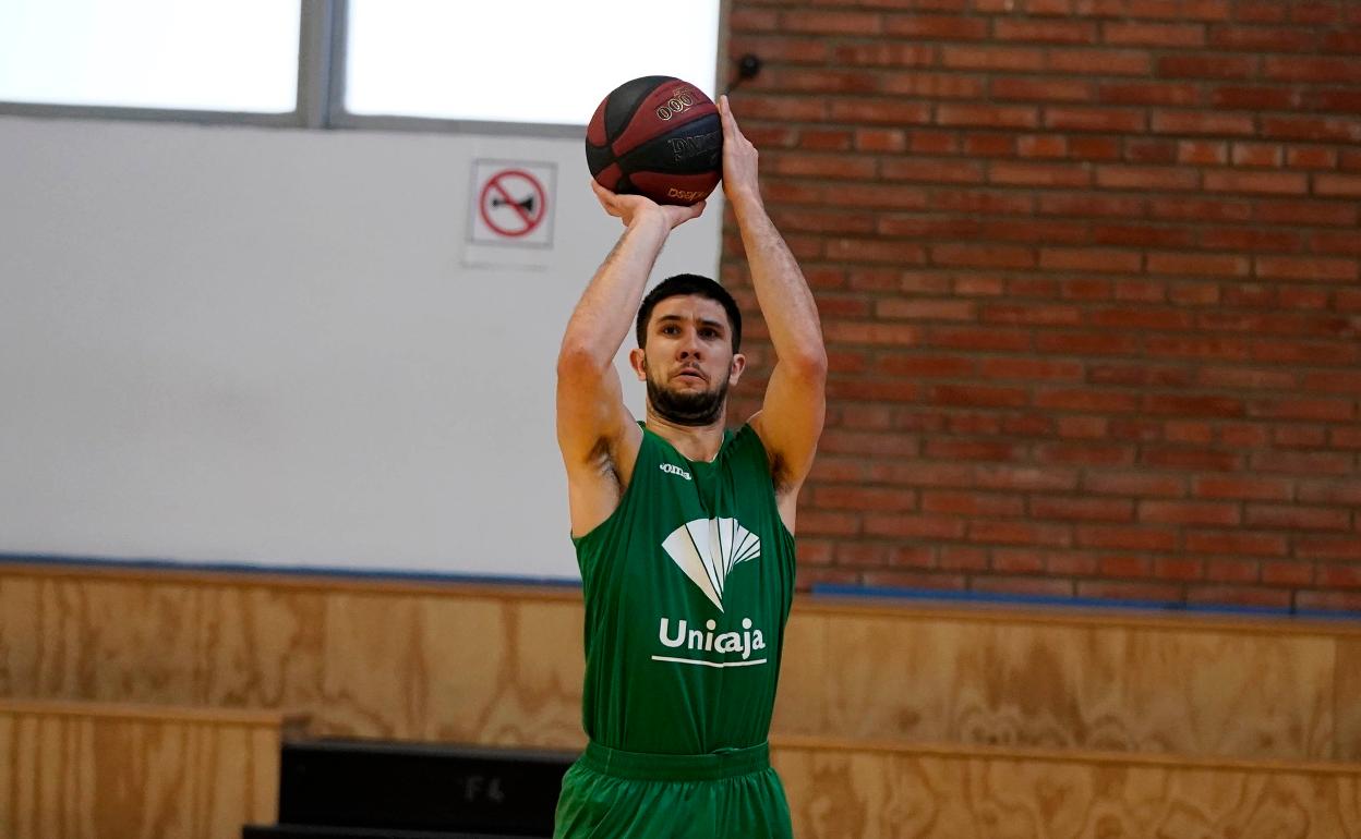 Bouteille lanza a canasta en un entrenamiento en Los Guindos. 