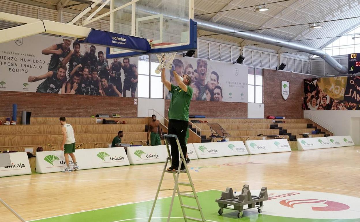 Juan de Dios García desinfecta las redes, pues entraron en contacto con las manos de los jugadores por medio del balón. 