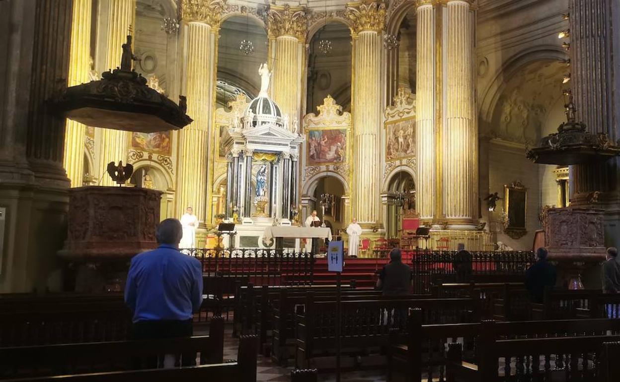 Pocos fieles y prudencia en las primeras misas en la Catedral y en parroquias de Málaga
