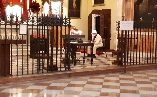 El deán de la Catedral confiesa a uno de los feligreses en una capilla