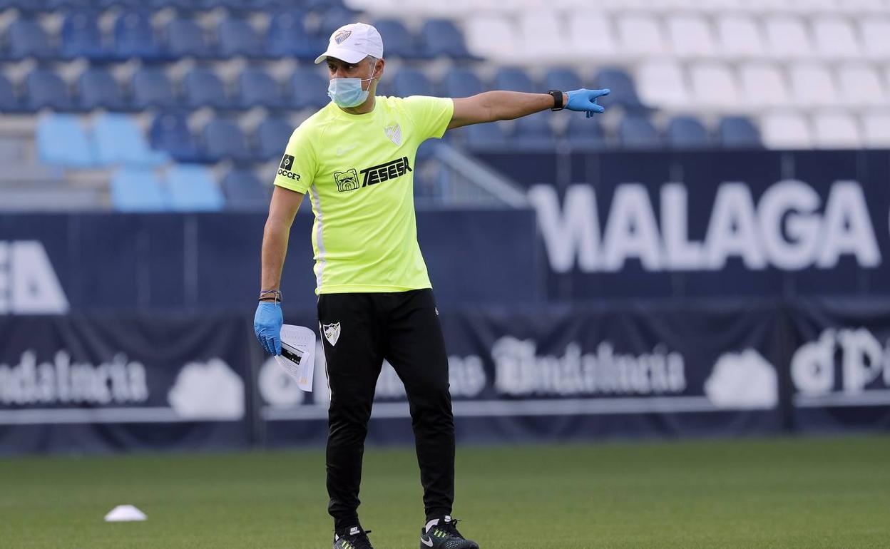 Pellicer se dirige a uno de los jugadores durante la fase de entrenamientos individuales. 