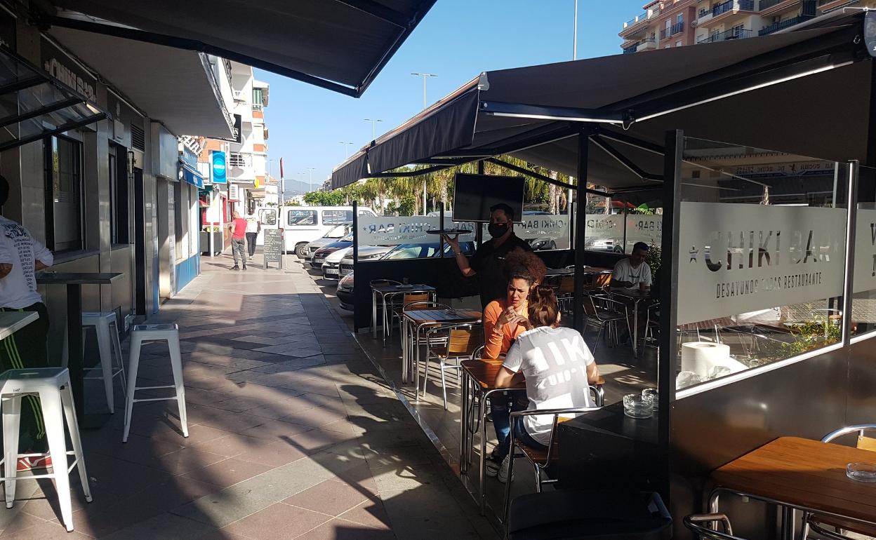 Terraza de Chiki Bar, en Algarrobo Costa, este lunes. 