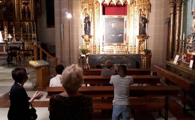 Fieles ante la tumba del Padre Arnáiz en la iglesia del Sagrado Corazón de Jesús