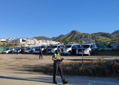 Imagen secundaria 1 - Arriba, basura y enseres retirados en la playa de La Caleta de Maro; debajo a la izquierda, despliegue de la Guardia Civil en la zona, y a la derecha, embarcación utilizada para trasladar la basura y los enseres intervenidos. 