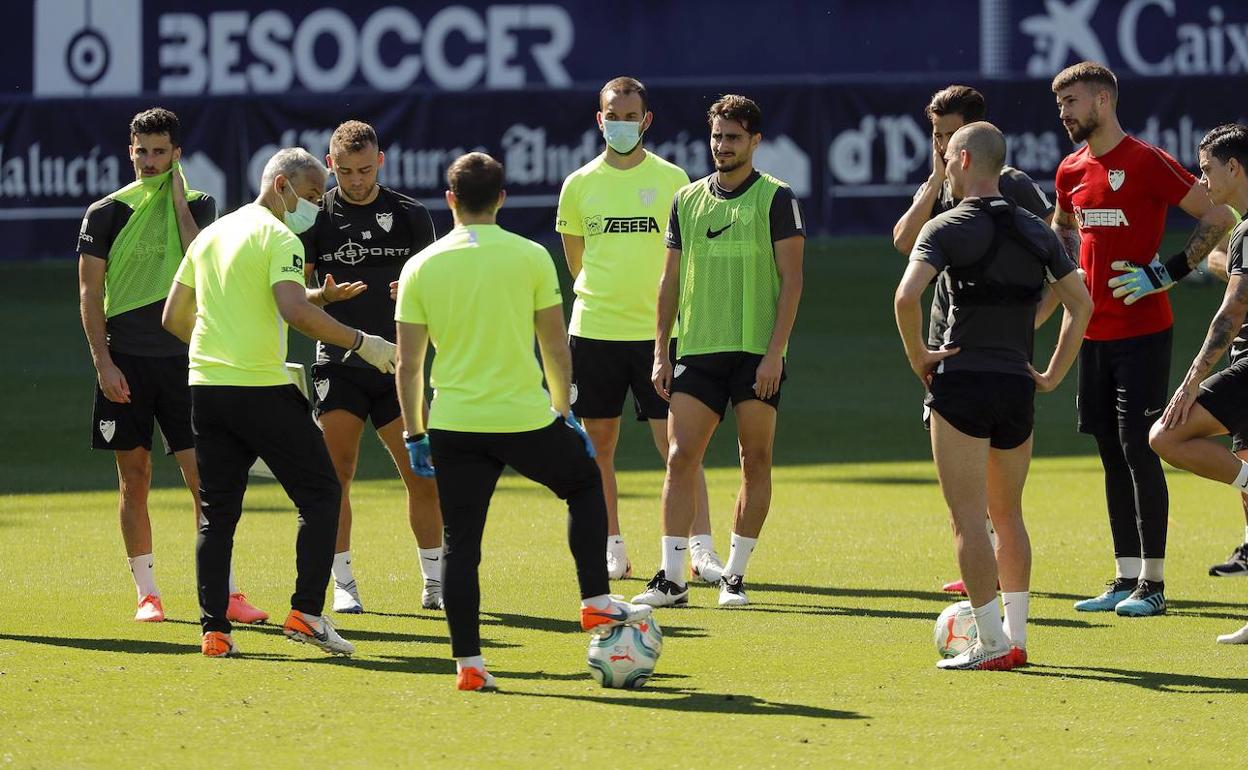 Pellicer dirige instrucciones a sus jugadores en el campo de La Rosaleda, este martes.