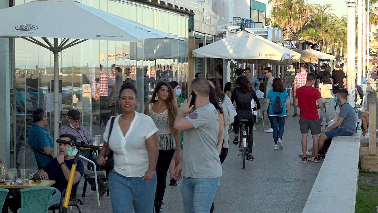 Las fotos muestran un concurrido paseo, con jóvenes que ocupan el muro que separa la playa, bicicletas y terrazas que dejan poco espacio al peatón