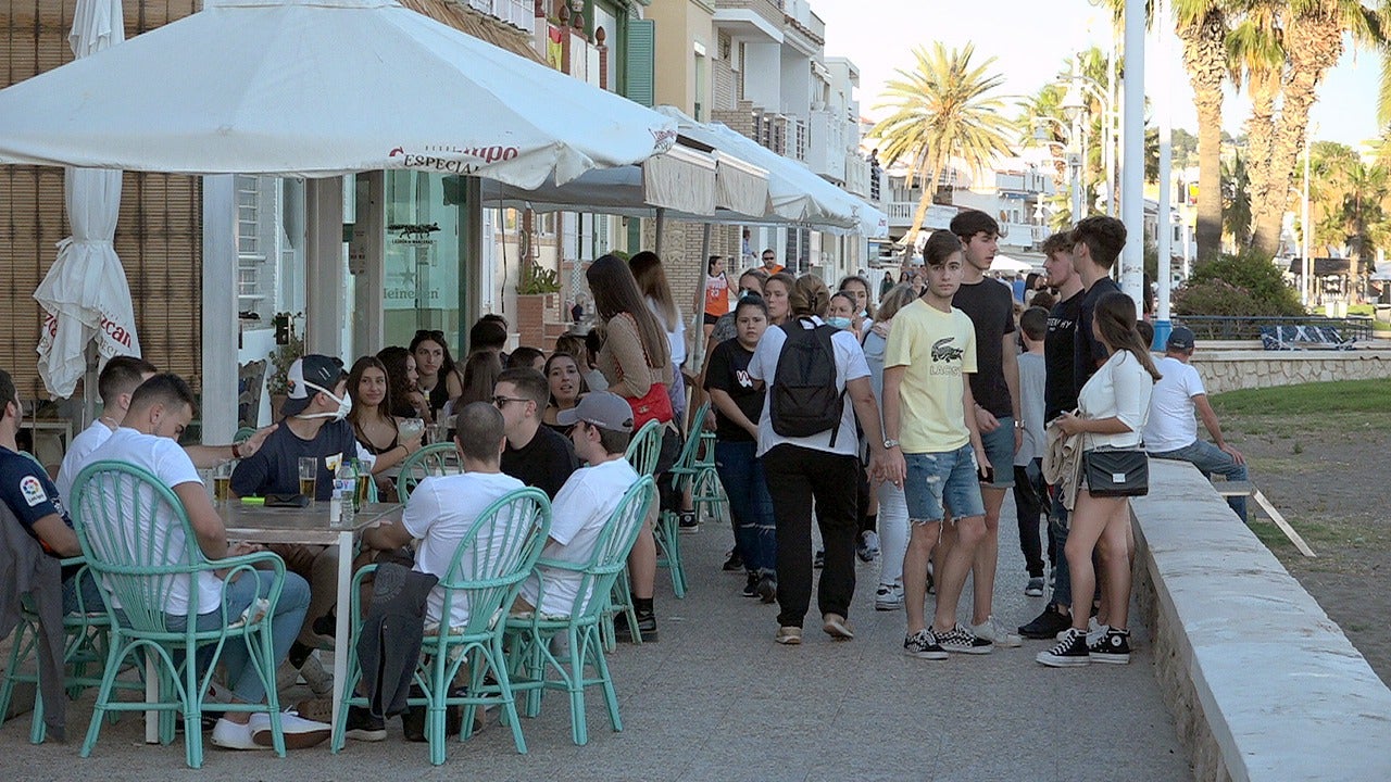 Las fotos muestran un concurrido paseo, con jóvenes que ocupan el muro que separa la playa, bicicletas y terrazas que dejan poco espacio al peatón