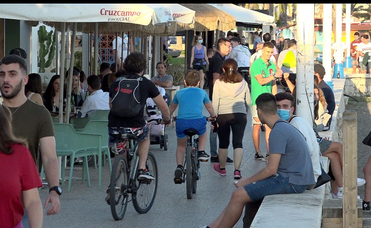 Primeras denuncias a clientes por esperar mesa en el muro del paseo de Pedregalejo sin guardar la distancia