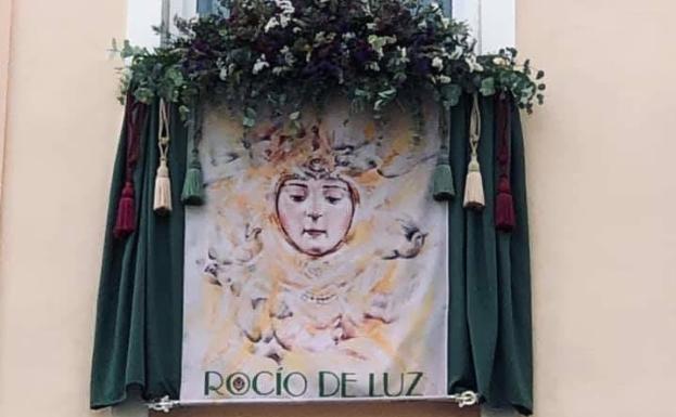 Fachada adornada con uno de los reposteros. 
