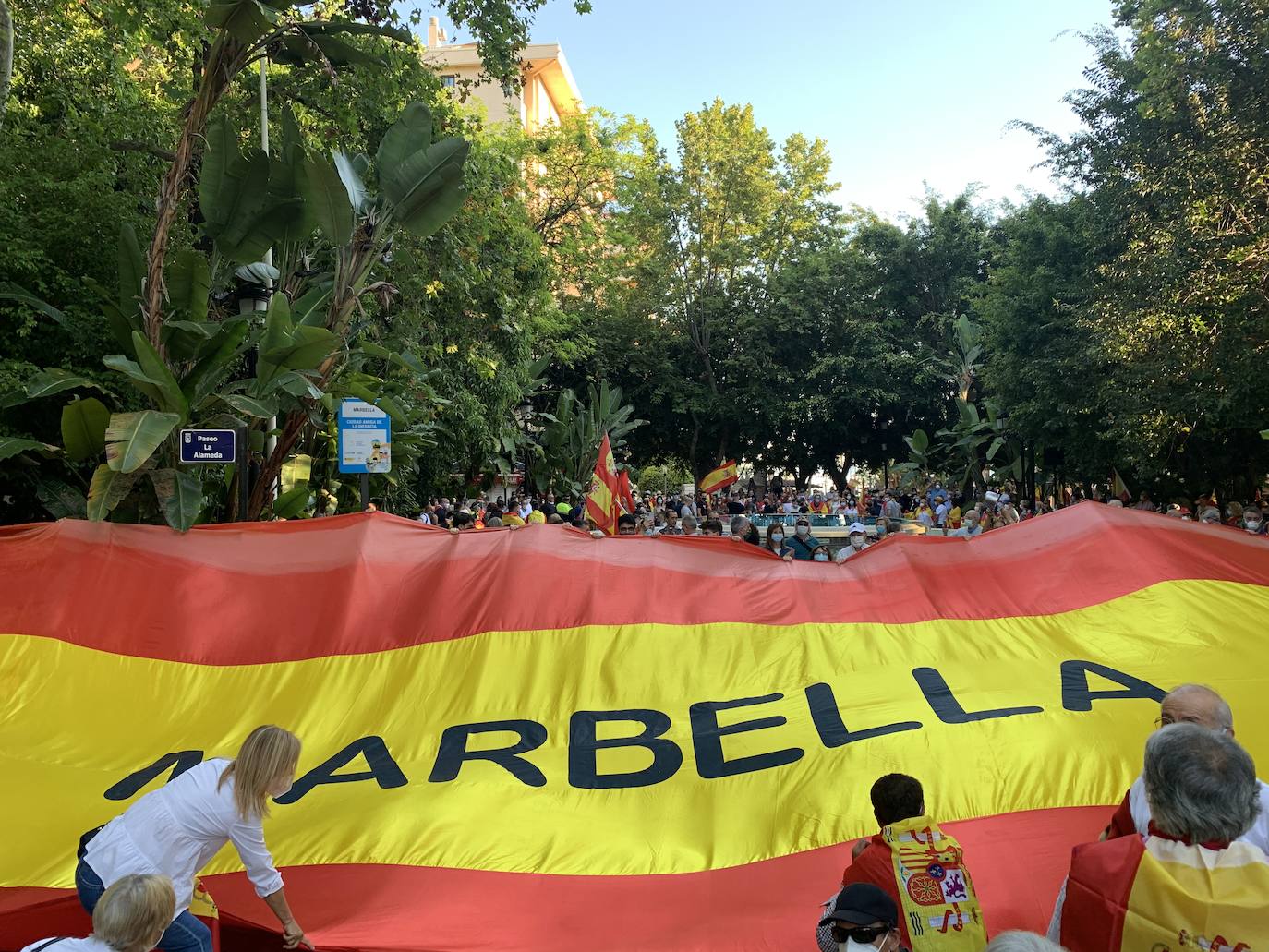 Los manifestantes, con mascarillas pero sin respetar las distancias de seguridad, pidieron la dimisión de Pedro Sánchez, al que llamaron «asesino»