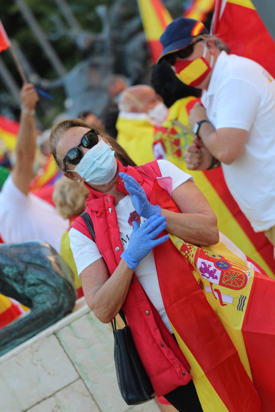 Los manifestantes, con mascarillas pero sin respetar las distancias de seguridad, pidieron la dimisión de Pedro Sánchez, al que llamaron «asesino»