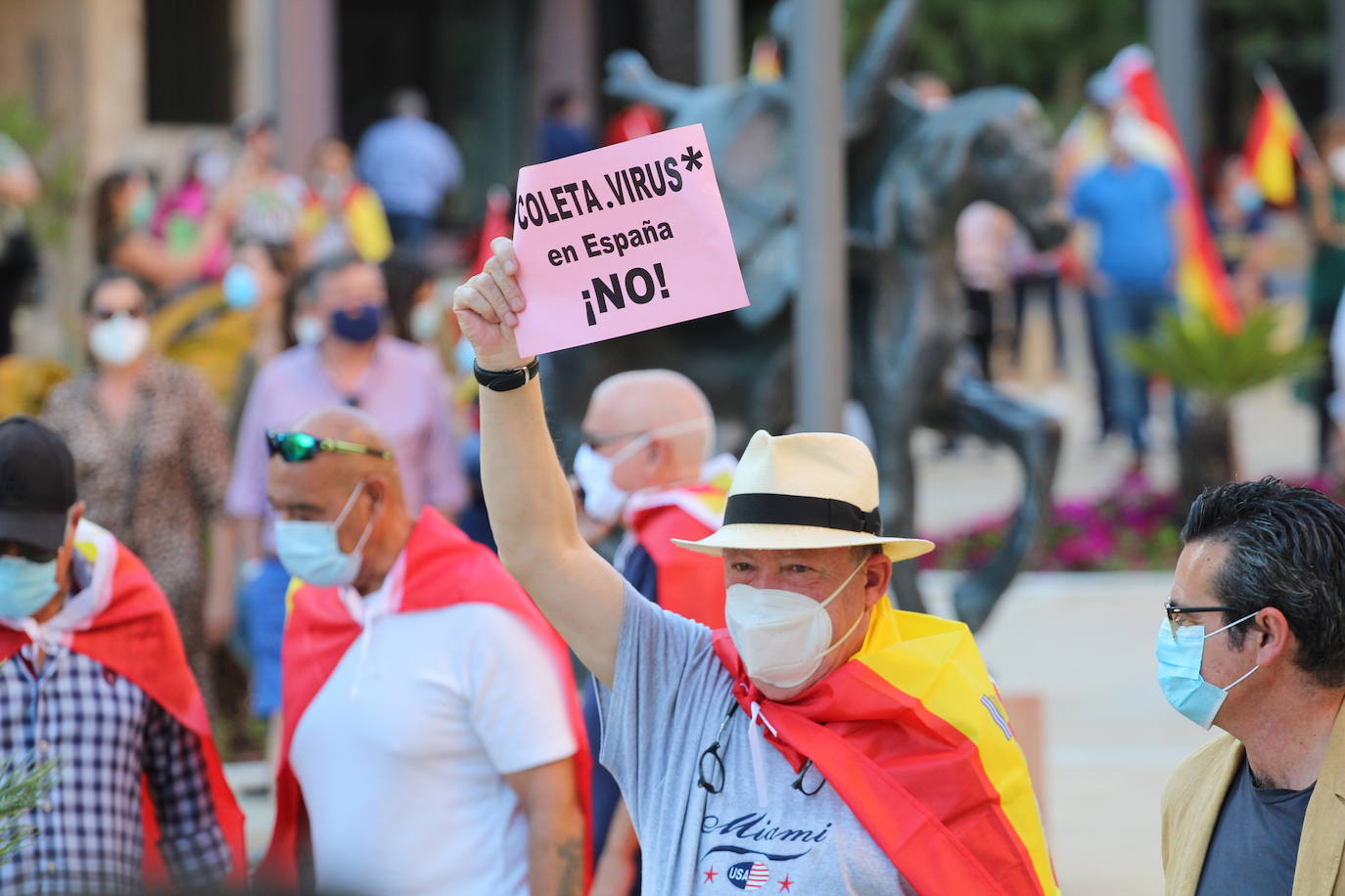 Los manifestantes, con mascarillas pero sin respetar las distancias de seguridad, pidieron la dimisión de Pedro Sánchez, al que llamaron «asesino»