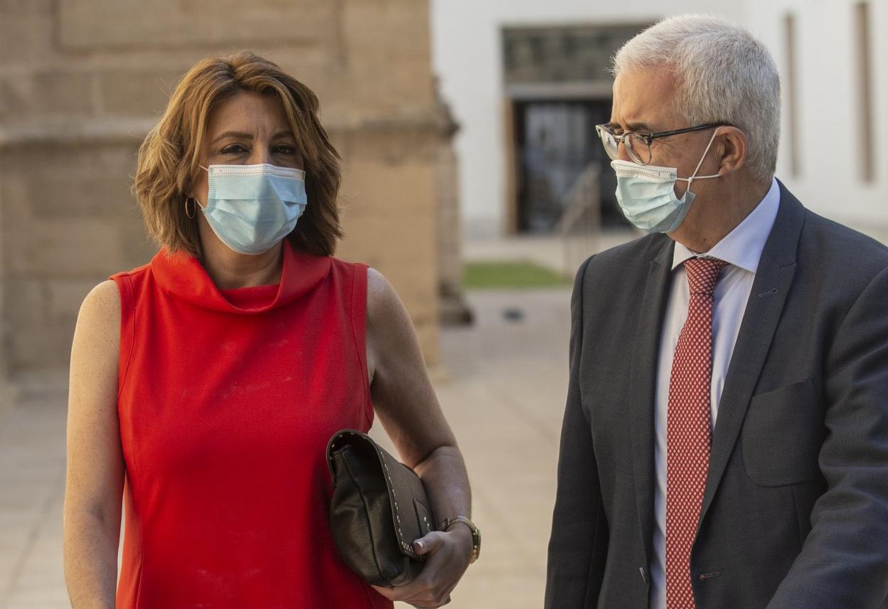 Susana Díaz junto al portavoz adjunto del grupo socialista, Manuel Jiménez Barrios, a su llegada al Parlamento andaluz. ep