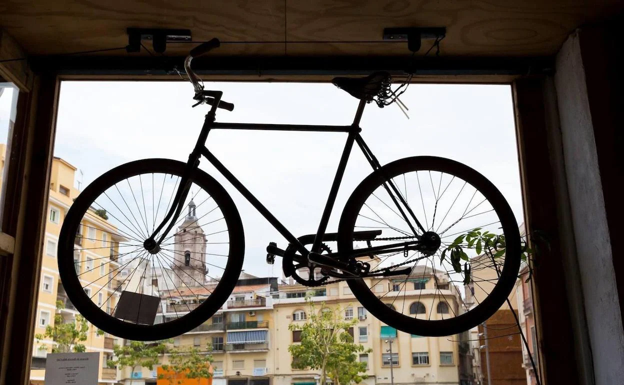Imagen de una bicicleta en Recyclo Bike Shop, en el centro de Málaga.