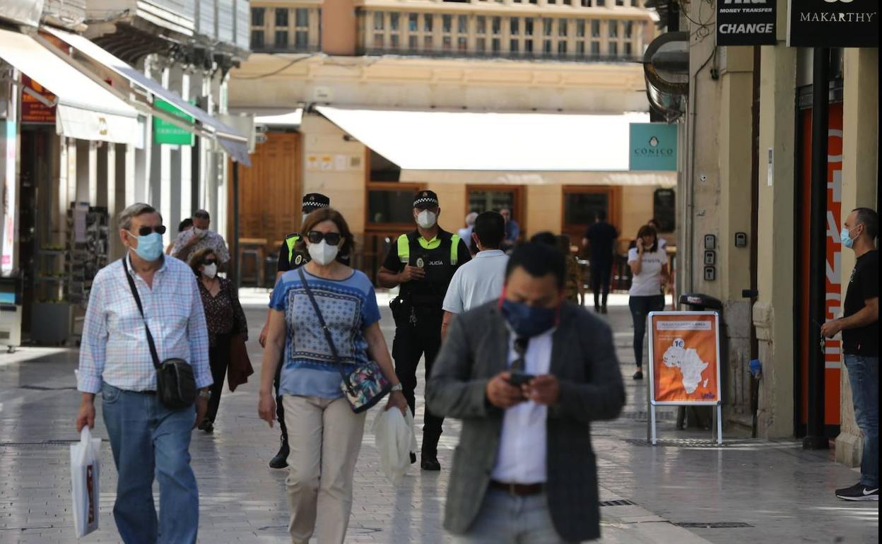 Los malagueños ya van hoy por la calle con mascarillas