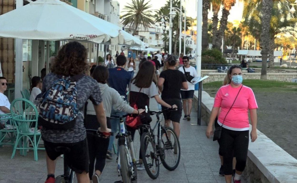 Prohibido circular en bici o patinete por el paseo marítimo desde los Baños del Carmen hasta El Candado