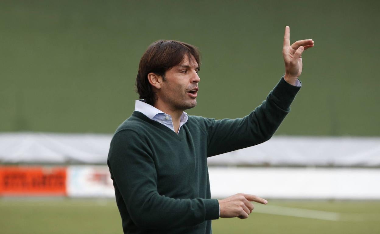 Fernando Morientes, en su etapa como entrenador del Fuenlabrada. 