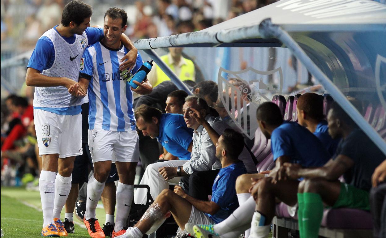 Roque Santa Cruz felicita a El Hamdaoui tras su hat trick con Schuster, entrenador en ese momento junto a Celestini del Málaga. 