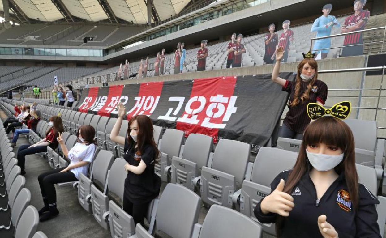 Muñecas hinchables en las gradas del estadio del FC Seoul. 