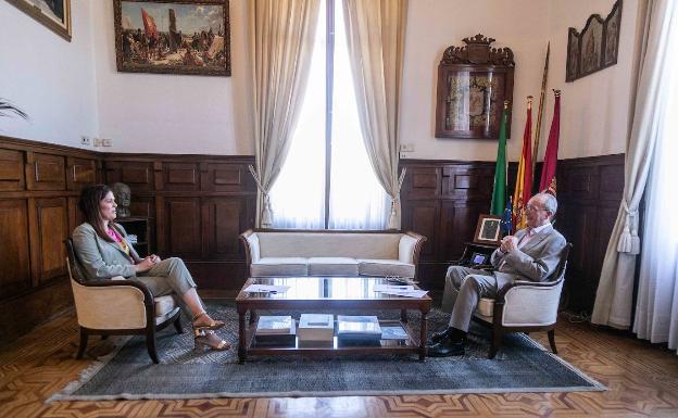 El alcalde, durante su encuentro con la portavoz de Ciudadanos, Noelia Losada