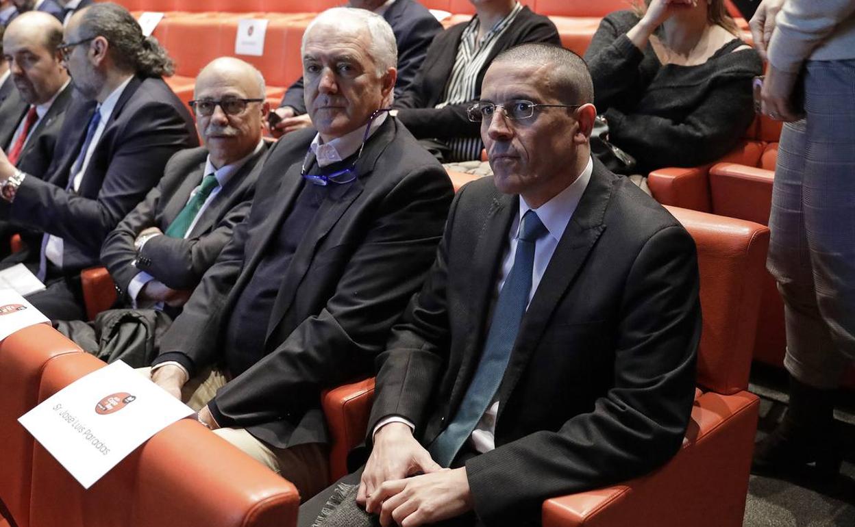 Francisco Sáez, en primer término, junto al director deportivo del Unicaja, Manolo Rubia, y el presidente del club, Eduardo García. 