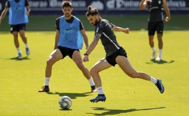 Sadiku, en un partidillo de entrenamiento ante Adrián. 