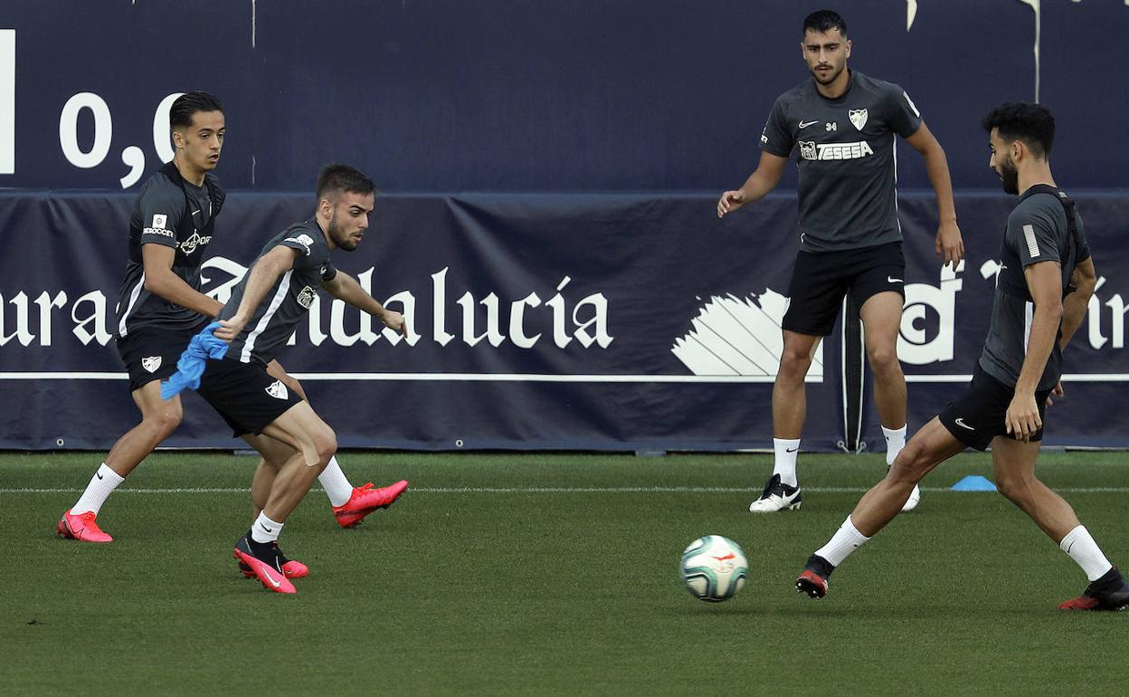 Luis Muñoz, al fondo con el dorsal 34, junto a otros canteranos: Iván Jaime, Ismael Casas y Juande.