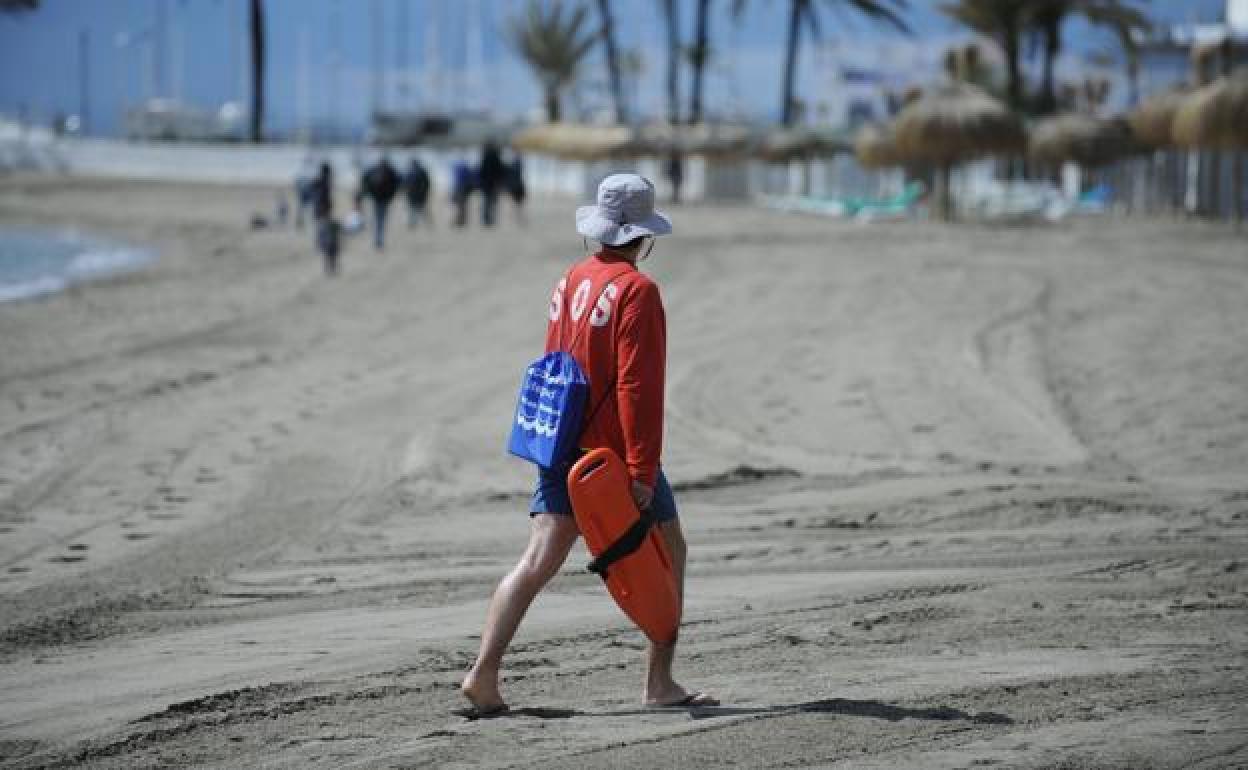 Los socorristas de las playas tendrán este año compañía con los contraladores por la crisis sanitaria. 