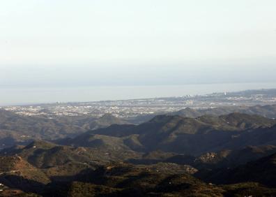 Imagen secundaria 1 - Distintas instantáneas del estado actual del Torcal, desde el que es posible ver el mar estos días.