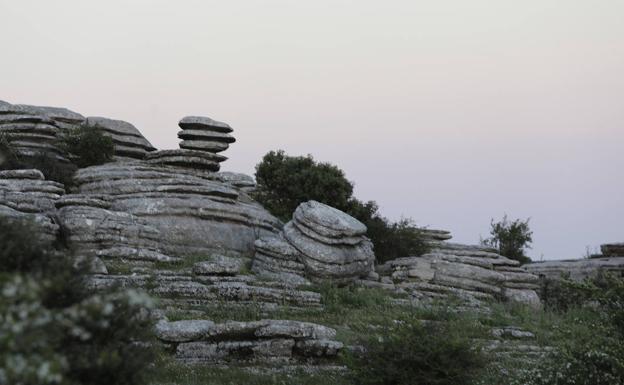 Imagen principal - Distintas instantáneas del estado actual del Torcal, desde el que es posible ver el mar estos días.
