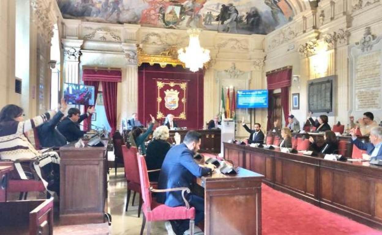 En la imagen, el único pleno del confinamiento celebrado presencialmente, con la mitad de concejales, el 19 de marzo.