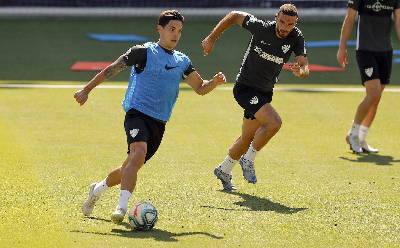 El trabajo se divide en dos sesiones con máximo 14 jugadores por cada una. Un paso intermedio antes de poder avanzar al regreso efectivo de los entrenamientos con toda la plantilla. Está previsto que el Málaga tenga sobre diez días de jornadas para entrenar con todos los disponibles a la vez antes de que arranque de nuevo la competición. 