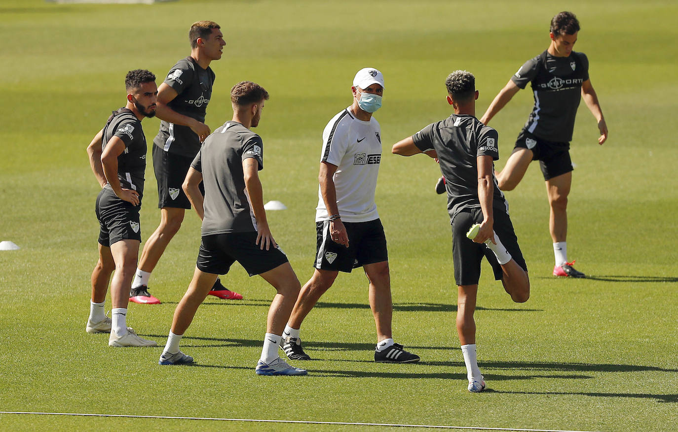 El trabajo se divide en dos sesiones con máximo 14 jugadores por cada una. Un paso intermedio antes de poder avanzar al regreso efectivo de los entrenamientos con toda la plantilla. Está previsto que el Málaga tenga sobre diez días de jornadas para entrenar con todos los disponibles a la vez antes de que arranque de nuevo la competición. 