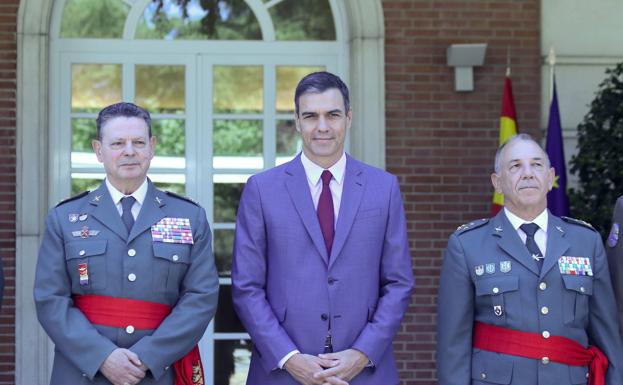 El teniente general Santafé (derecha) junto a Pedro Sánchez y Laurentino Ceña.